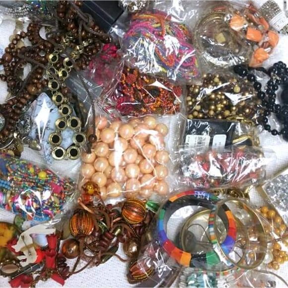 1 pound of Mystery Jewelry - All wearable, organized, & sorted. - Picture 8 of 16